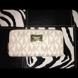 Authentic Michael Kors Wallet (Matches Satchel)